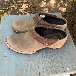 Merrill Drizzle Luxe Wrap Studded Suede Slip-on Clogs, Size 8, EUC.